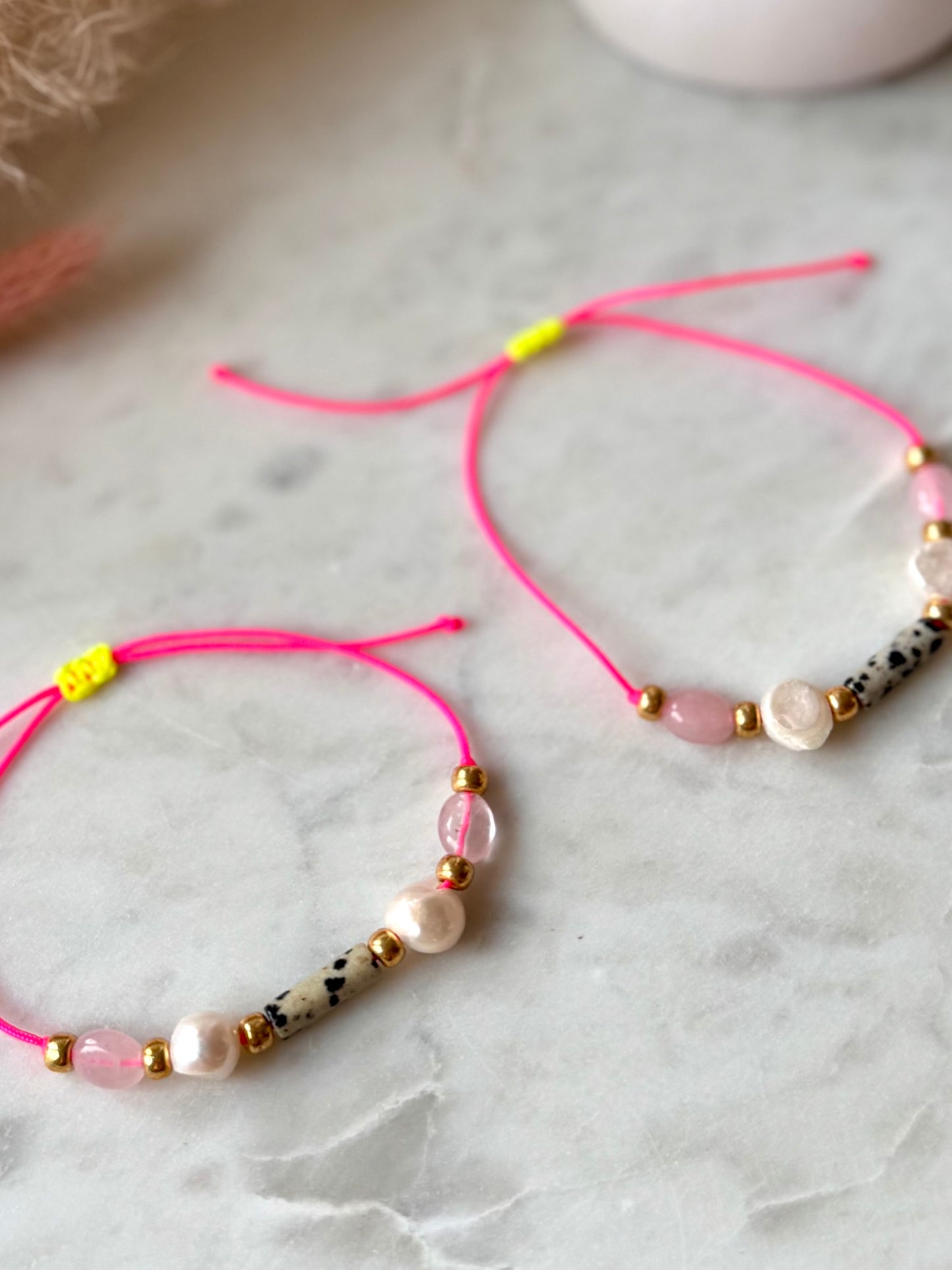 Buntes Armband in Neonpink - Handgefertigt mit Edelsteinen und Süßwasserperle - in tollen Sommerfarben - Freundschaftsarmband