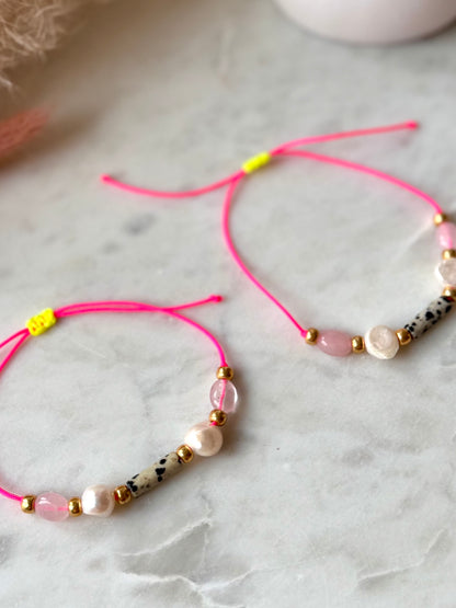 Buntes Armband in Neonpink - Handgefertigt mit Edelsteinen und Süßwasserperle - in tollen Sommerfarben - Freundschaftsarmband