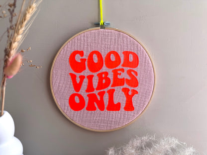 Stickrahmen "Good vibes only" Musselinstoff - Handgemachte Sommerdeko Wanddeko Türkranz