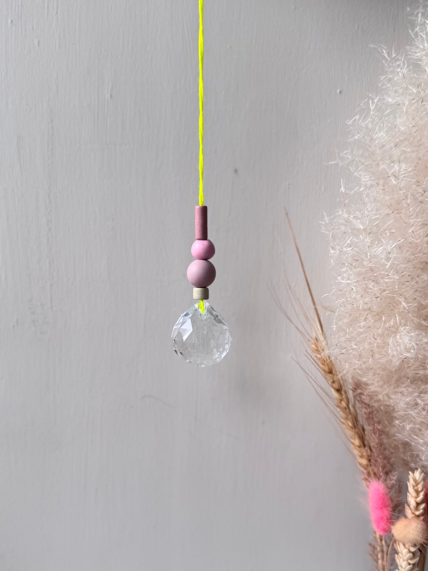 Handgefertigter bunter Sonnenfänger Neongelb, Mauve & Rosa - Suncatcher mit Prisma - Regenbogen Fensterdekoration aus Glas