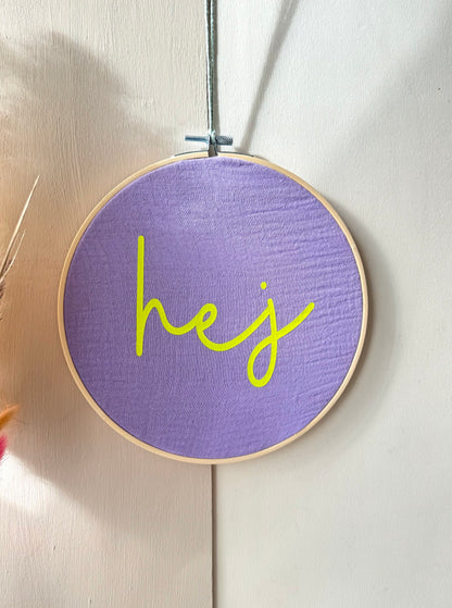 Stickrahmen "hej" - Neongelb - Musselinstoff - Handgemachte Sommerdeko Wanddeko Türkranz