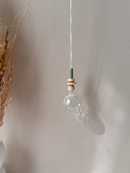 Handgefertigter schlichter Sonnenfänger Hellgrün - Suncatcher mit Prisma - Regenbogen Fensterdekoration aus Glas