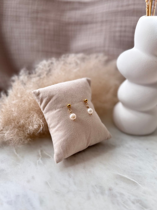 Goldene Ohrringe mit Süßwasserperlen - Schlichte BOHO SCANDI Ohrstecker aus Edelstahl