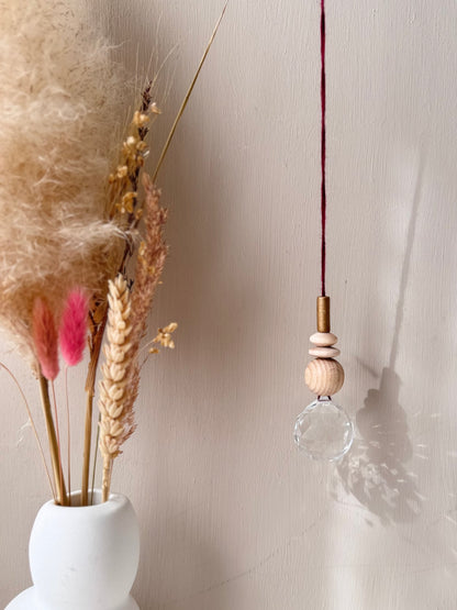 Handgefertigter schlichter Sonnenfänger Bordeaux und Gold - Suncatcher mit Prisma - Regenbogen Fensterdekoration aus Glas