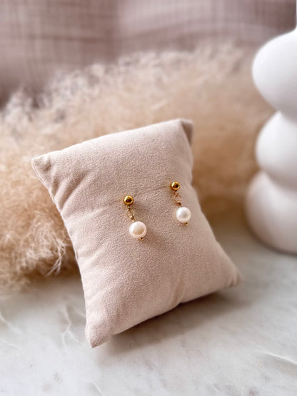 Goldene Ohrringe mit Süßwasserperlen - Schlichte BOHO SCANDI Ohrstecker aus Edelstahl