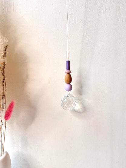 Handgefertigter bunter Sonnenfänger Beige und Flieder - Suncatcher mit Prisma - Regenbogen Fensterdekoration aus Glas