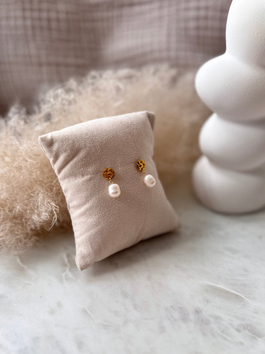 Goldene gemusterte Ohrringe mit Süßwasserperlen - Schlichte BOHO SCANDI Ohrstecker aus Edelstahl
