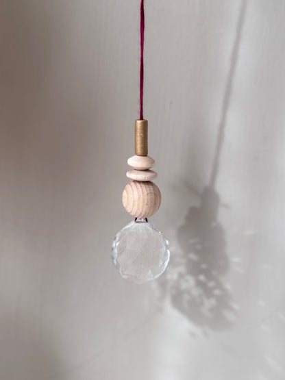 Handgefertigter schlichter Sonnenfänger Bordeaux und Gold - Suncatcher mit Prisma - Regenbogen Fensterdekoration aus Glas