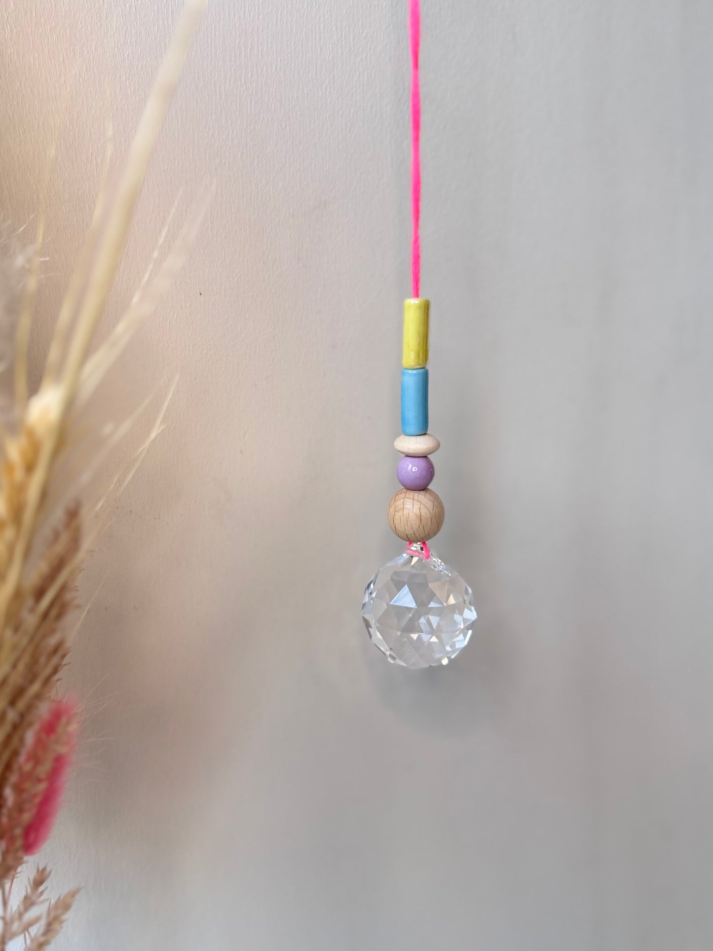 Handgefertigter bunter Sonnenfänger Neonpink und Pastell - Suncatcher mit Prisma - Regenbogen Fensterdekoration aus Glas (Kopie)