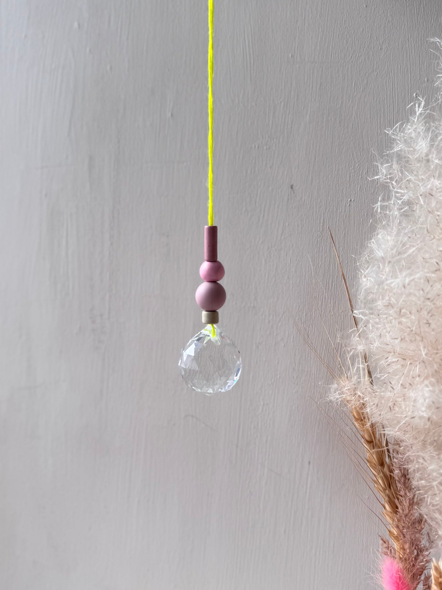 Handgefertigter bunter Sonnenfänger Neongelb, Mauve & Rosa - Suncatcher mit Prisma - Regenbogen Fensterdekoration aus Glas
