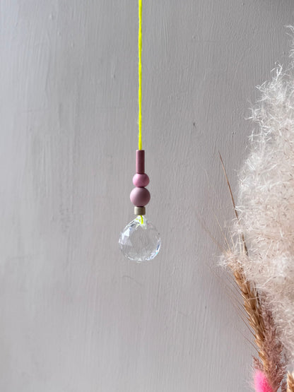 Handgefertigter bunter Sonnenfänger Neongelb, Mauve & Rosa - Suncatcher mit Prisma - Regenbogen Fensterdekoration aus Glas