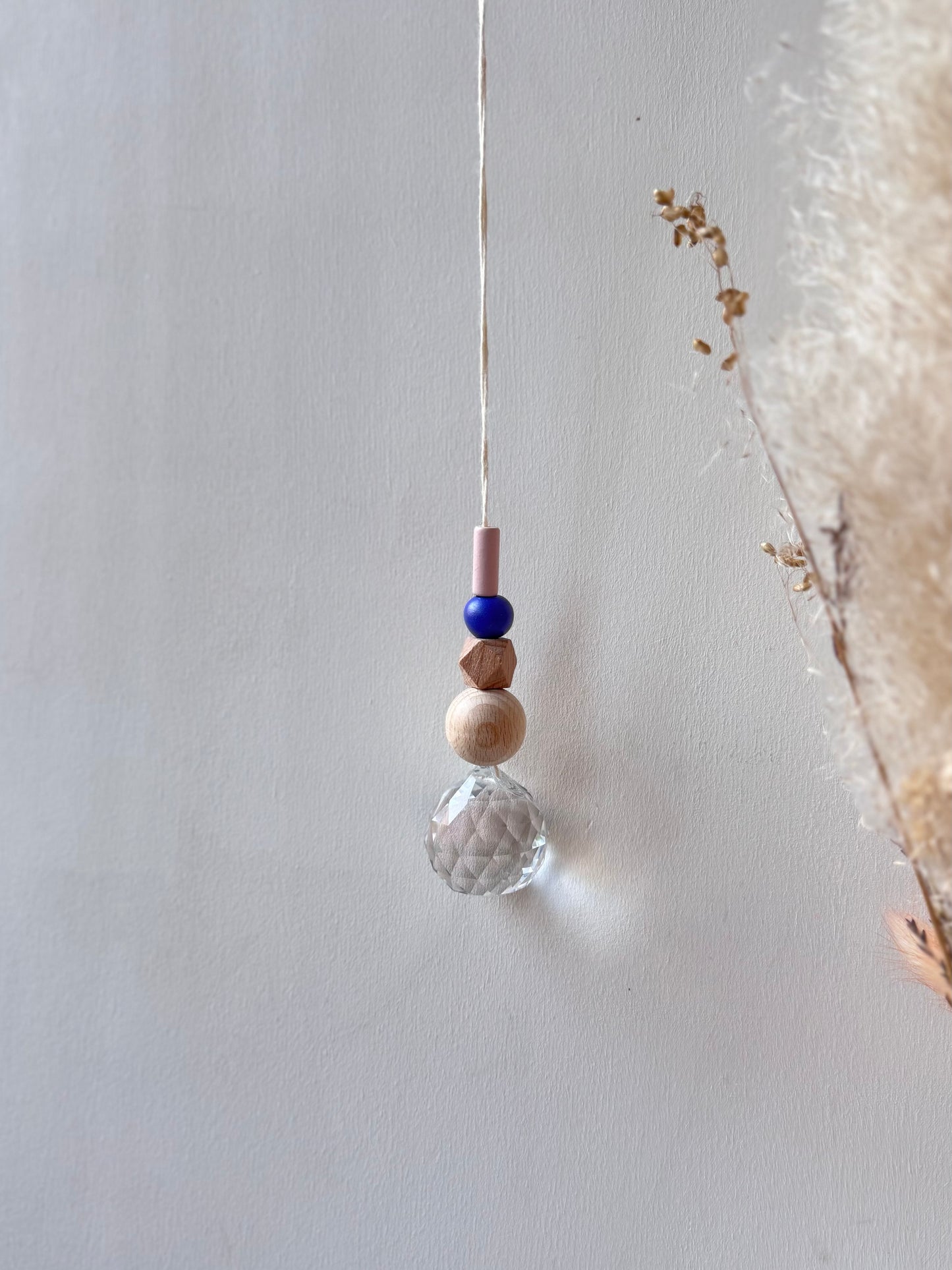 Handgefertigter bunter Sonnenfänger Blau, Beige und Rosa - Suncatcher mit Prisma - Regenbogen Fensterdekoration aus Glas