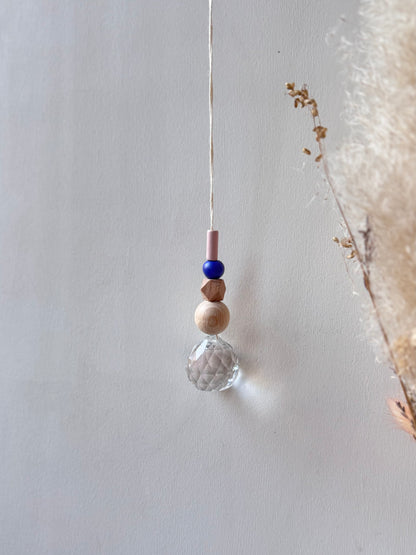 Handgefertigter bunter Sonnenfänger Blau, Beige und Rosa - Suncatcher mit Prisma - Regenbogen Fensterdekoration aus Glas