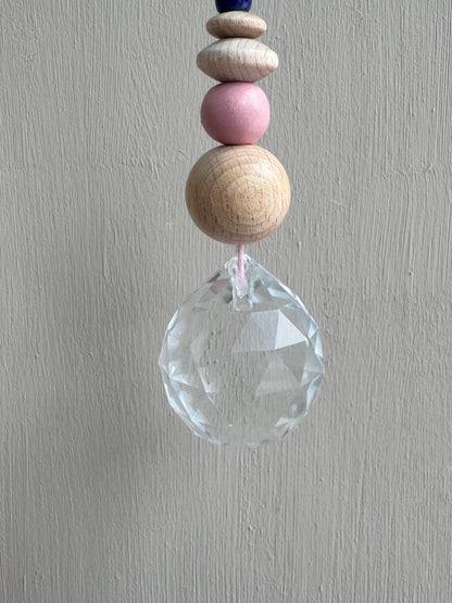 Handgefertigter bunter Sonnenfänger - Suncatcher mit Prisma - Regenbogen Fensterdekoration aus Glas - Rosa und Blau