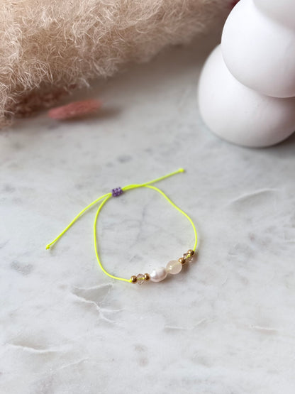 Buntes Armband in Neongelb - Handgefertigt mit Edelsteinen und Süßwasserperle - in tollen Sommerfarben - Freundschaftsarmband