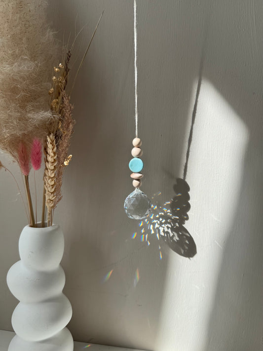 Handgefertigter schlichter Sonnenfänger Hellblau - Suncatcher mit Prisma - Regenbogen Fensterdekoration aus Glas