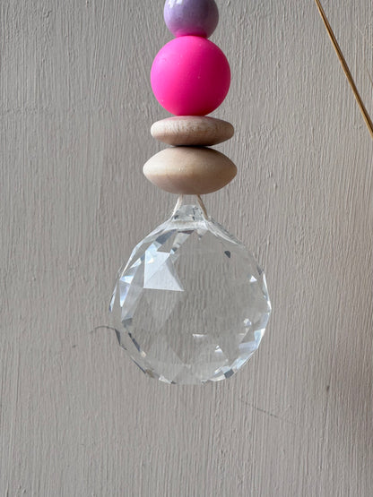 Handgefertigter bunter Sonnenfänger Blau, Lila & Pink- Suncatcher mit Prisma - Regenbogen Fensterdekoration aus Glas