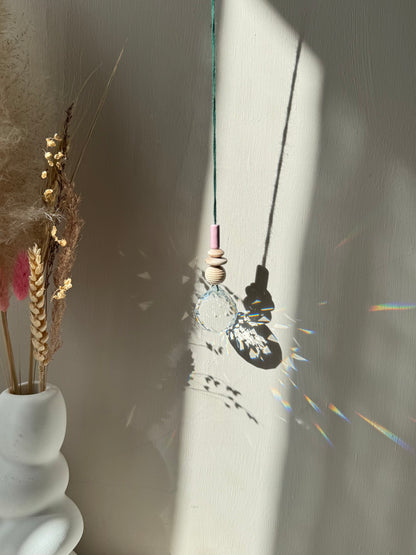Handgefertigter bunter Sonnenfänger Grün und Rosa - Suncatcher mit Prisma - Regenbogen Fensterdekoration aus Glas