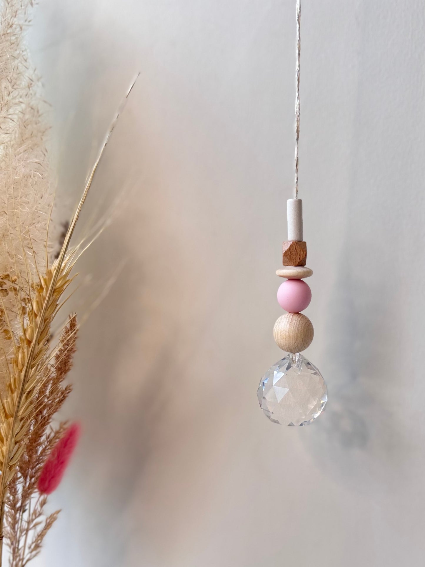 Handgefertigter bunter Sonnenfänger Rosa & Weiß - Suncatcher mit Prisma - Regenbogen Fensterdekoration aus Glas