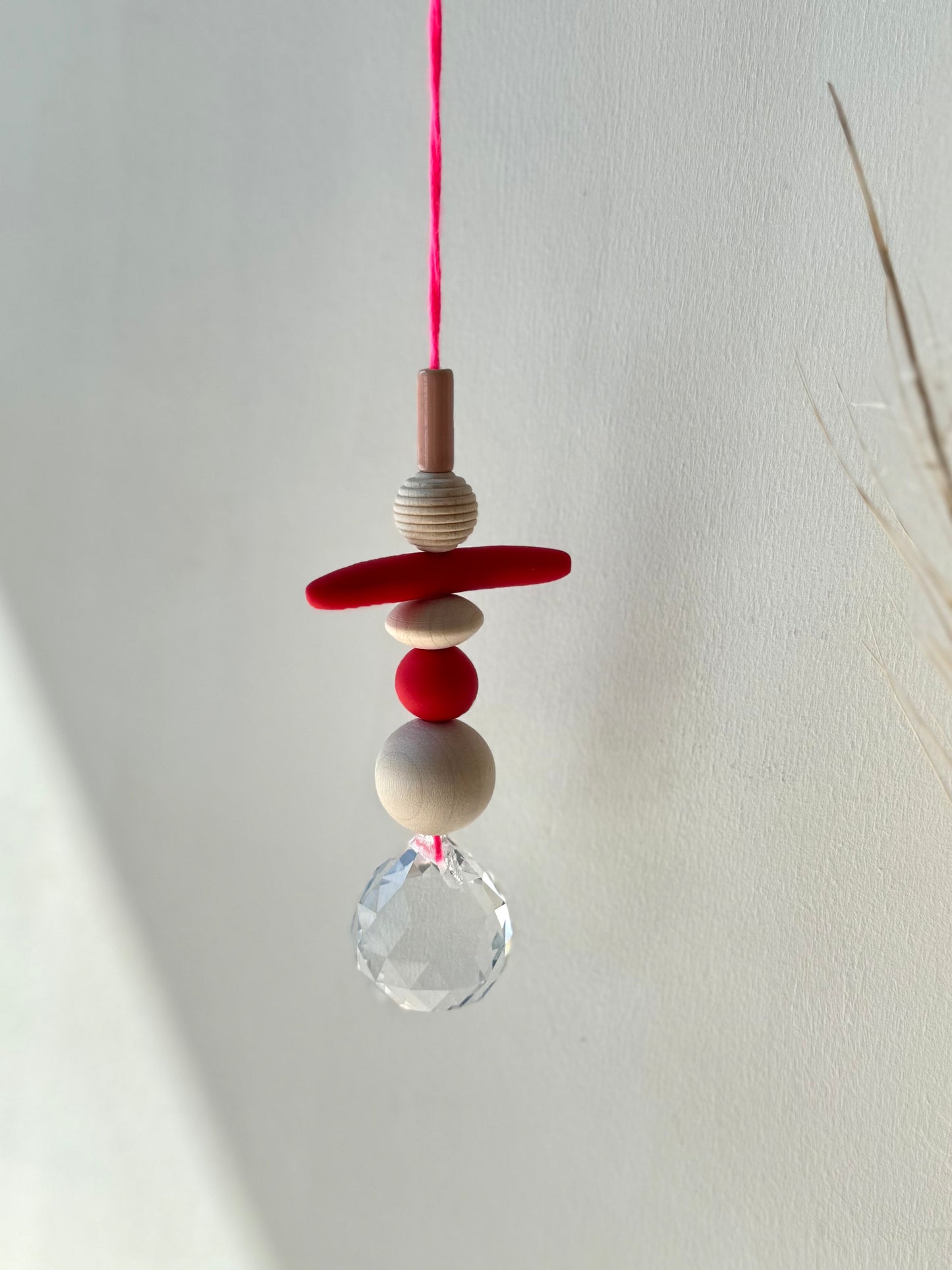Handgefertigter bunter Sonnenfänger Pink und Rot - Suncatcher mit Prisma - Regenbogen Fensterdekoration aus Glas