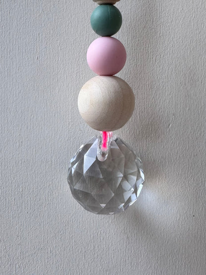 Handgefertigter bunter Sonnenfänger Neonpink und Petrol - Suncatcher mit Prisma - Regenbogen Fensterdekoration aus Glas