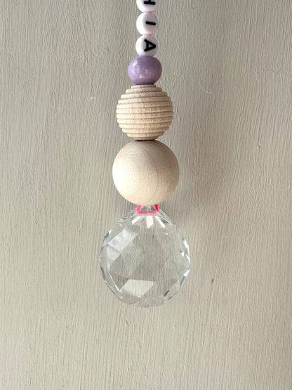 Handgefertigter personalisierbarer Sonnenfänger Neonpink - Kinderzimmerdeko - Regenbogen Fensterdekoration aus Glas