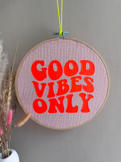 Stickrahmen "Good vibes only" Musselinstoff - Handgemachte Sommerdeko Wanddeko Türkranz