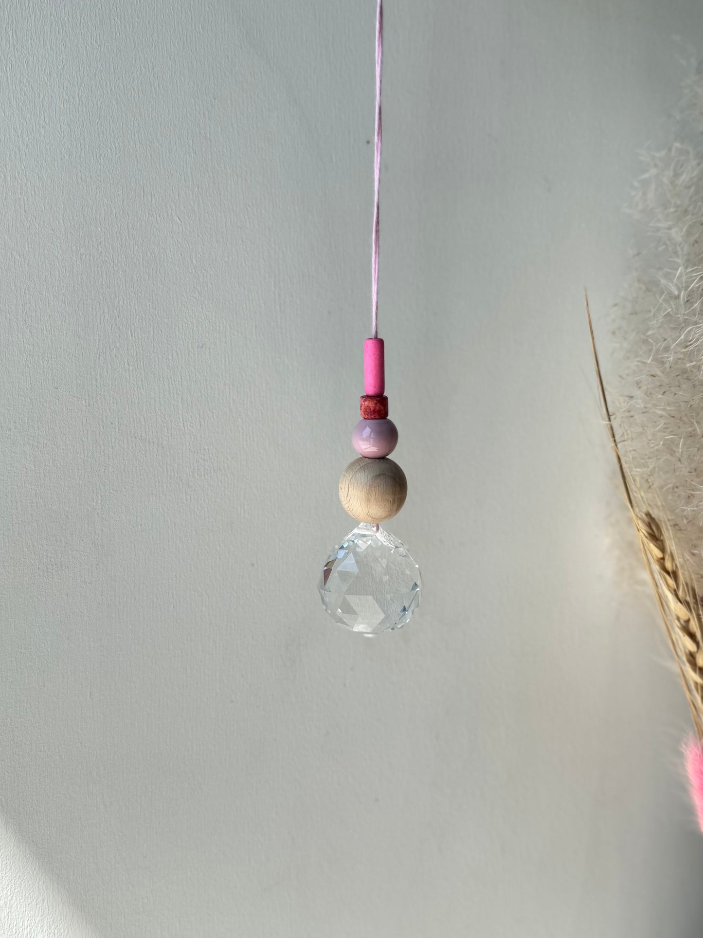 Handgefertigter bunter Sonnenfänger Rosa und Pink - Suncatcher mit Prisma - Regenbogen Fensterdekoration aus Glas