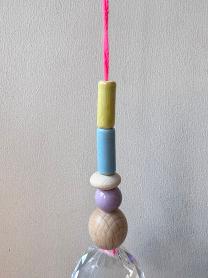 Handgefertigter bunter Sonnenfänger Neonpink und Pastell - Suncatcher mit Prisma - Regenbogen Fensterdekoration aus Glas (Kopie)