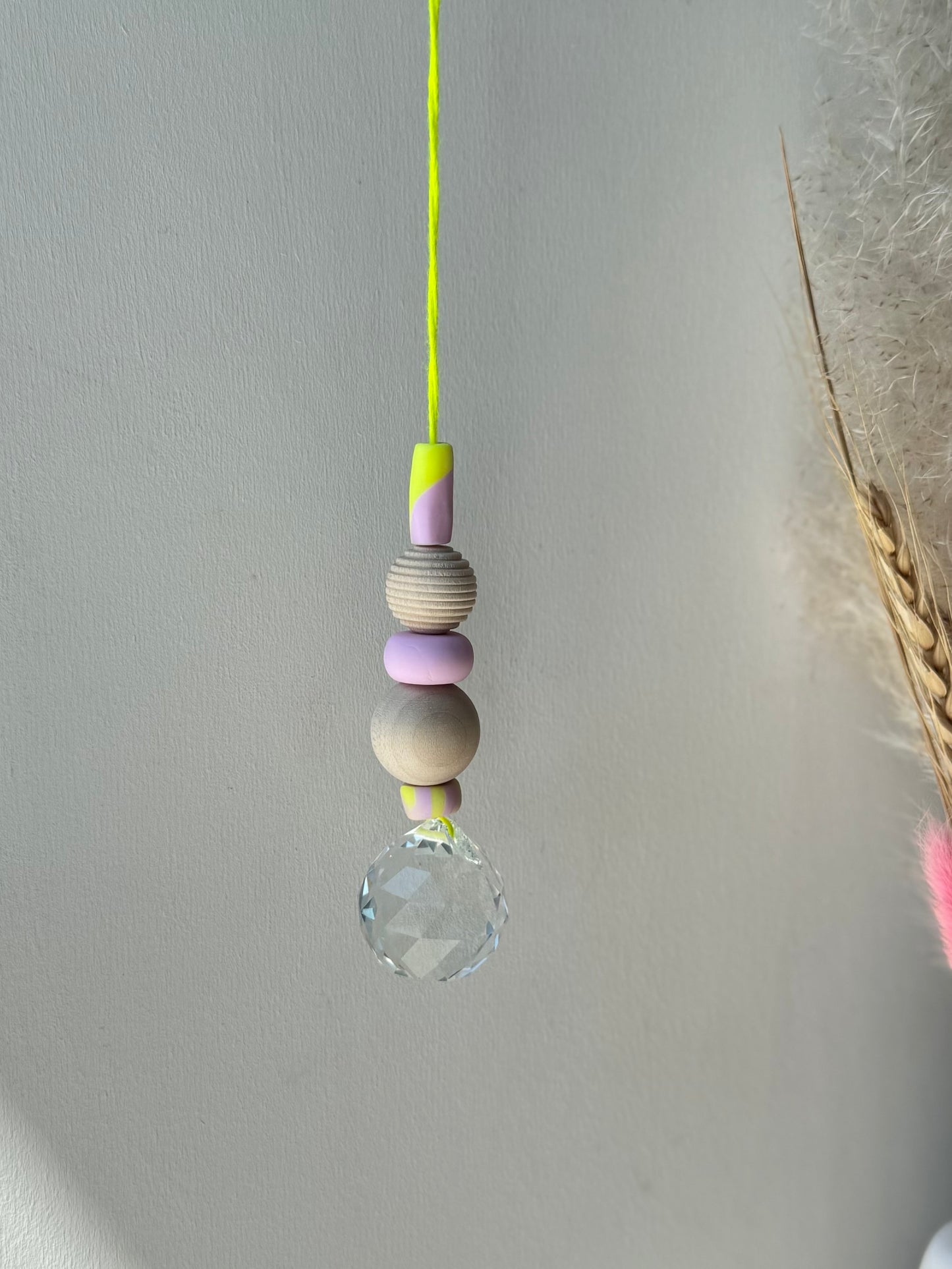 Handgefertigter bunter Sonnenfänger Neongelb und Rosa - Suncatcher mit Prisma - Regenbogen Fensterdekoration aus Glas