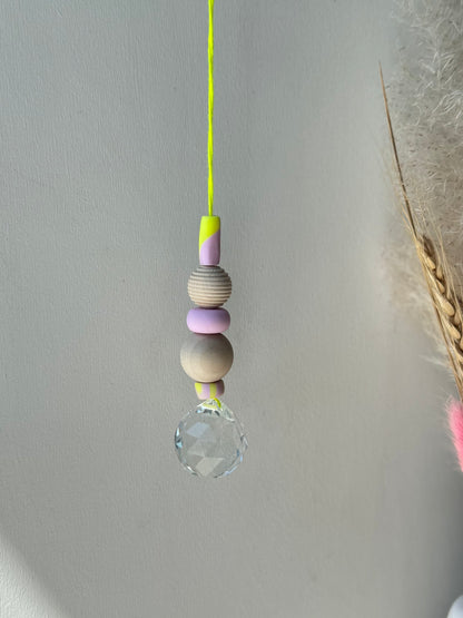 Handgefertigter bunter Sonnenfänger Neongelb und Rosa - Suncatcher mit Prisma - Regenbogen Fensterdekoration aus Glas