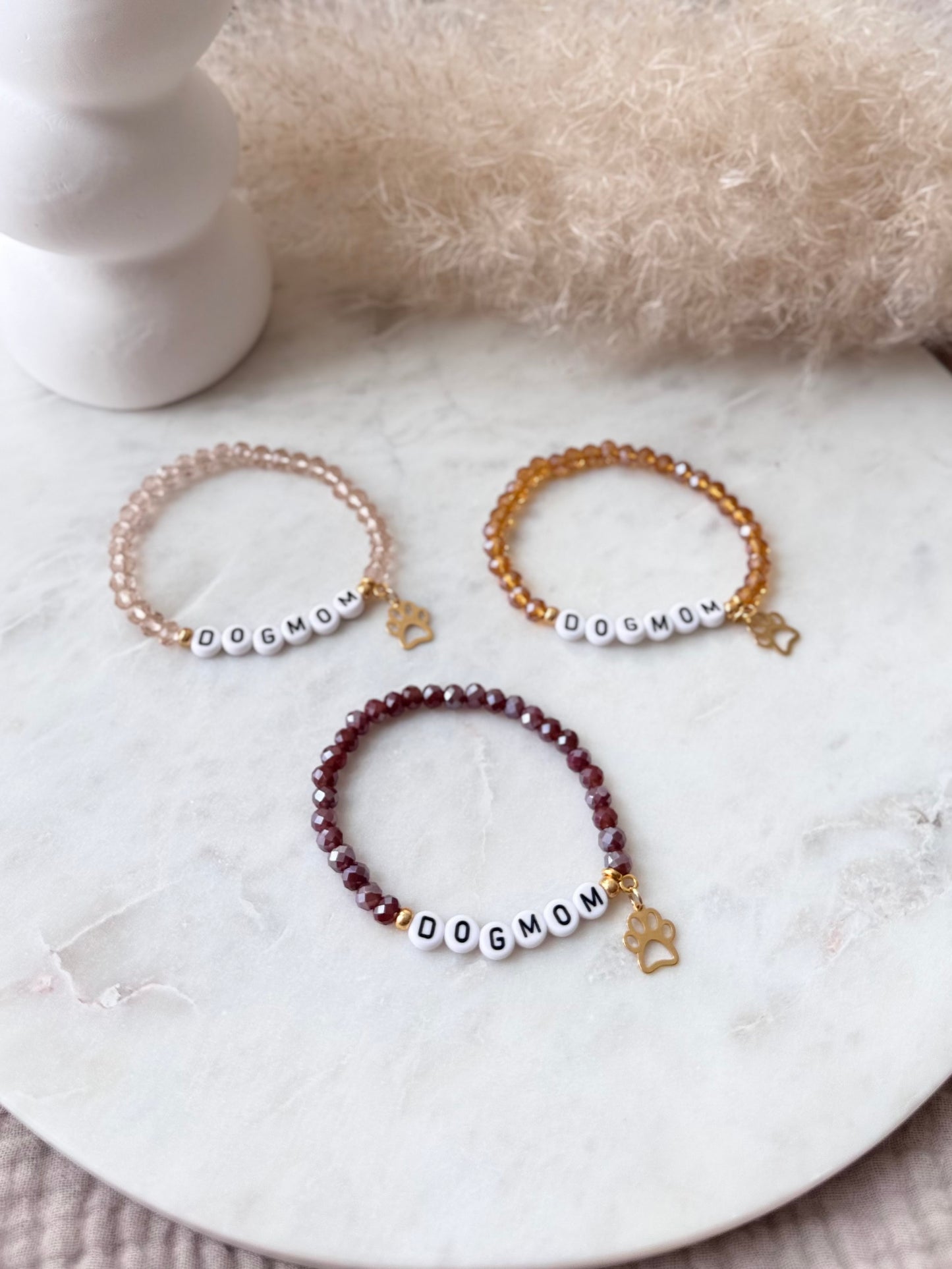 Handgemachtes Glasperlenarmband DOGMUM & Pfotenanhänger I Geschenk für Hundemamas I Schlichtes Armband I Armband Hundename