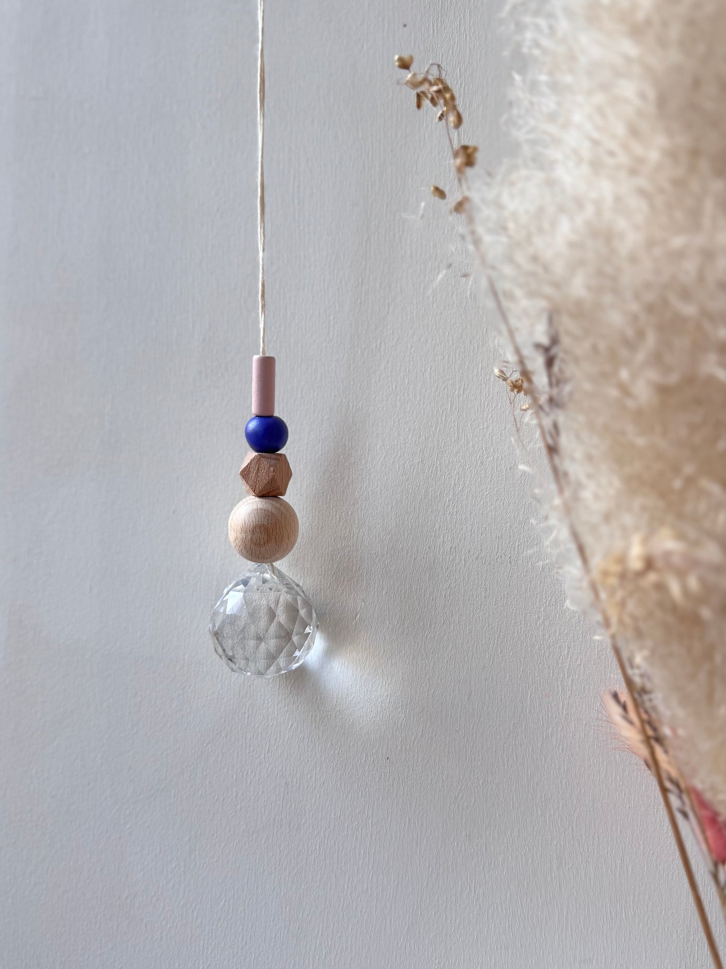 Handgefertigter bunter Sonnenfänger Blau, Beige und Rosa - Suncatcher mit Prisma - Regenbogen Fensterdekoration aus Glas