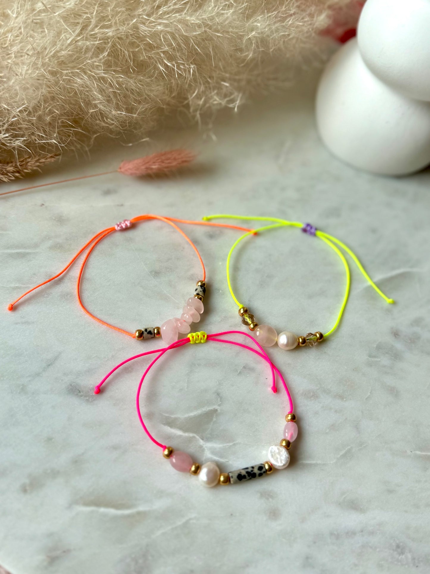 Buntes Armband in Neongelb - Handgefertigt mit Edelsteinen und Süßwasserperle - in tollen Sommerfarben - Freundschaftsarmband