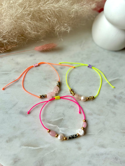 Buntes Armband in Neongelb - Handgefertigt mit Edelsteinen und Süßwasserperle - in tollen Sommerfarben - Freundschaftsarmband