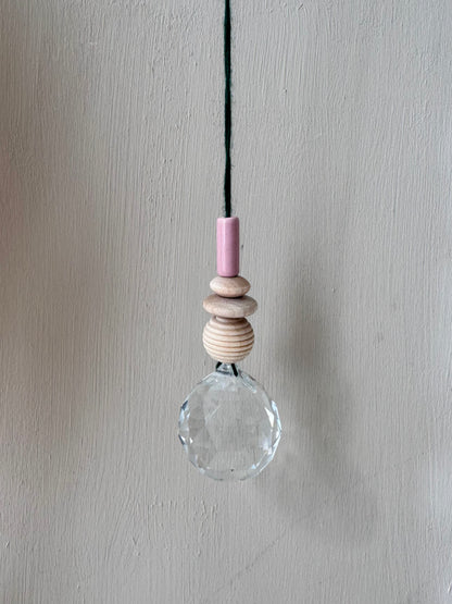 Handgefertigter bunter Sonnenfänger Grün und Rosa - Suncatcher mit Prisma - Regenbogen Fensterdekoration aus Glas