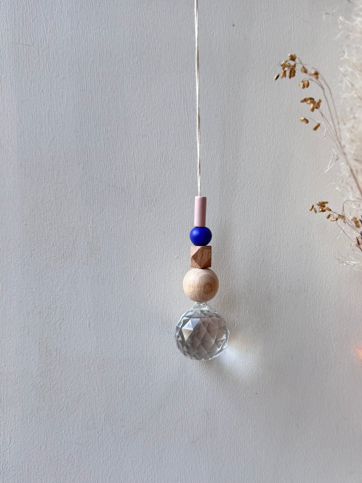 Handgefertigter bunter Sonnenfänger Blau, Beige und Rosa - Suncatcher mit Prisma - Regenbogen Fensterdekoration aus Glas