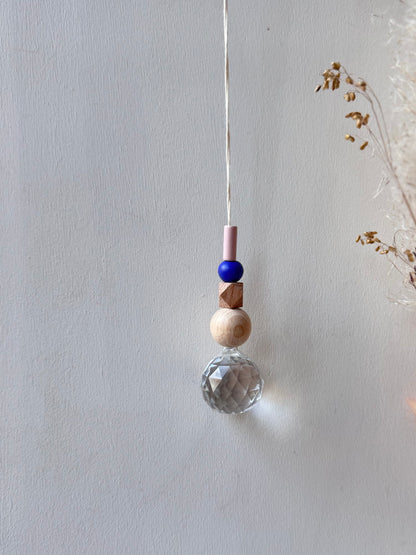 Handgefertigter bunter Sonnenfänger Blau, Beige und Rosa - Suncatcher mit Prisma - Regenbogen Fensterdekoration aus Glas