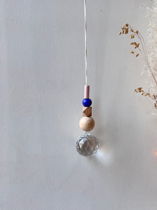 Handgefertigter bunter Sonnenfänger Blau, Beige und Rosa - Suncatcher mit Prisma - Regenbogen Fensterdekoration aus Glas