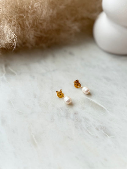 Goldene gemusterte Ohrringe mit Süßwasserperlen - Schlichte BOHO SCANDI Ohrstecker aus Edelstahl