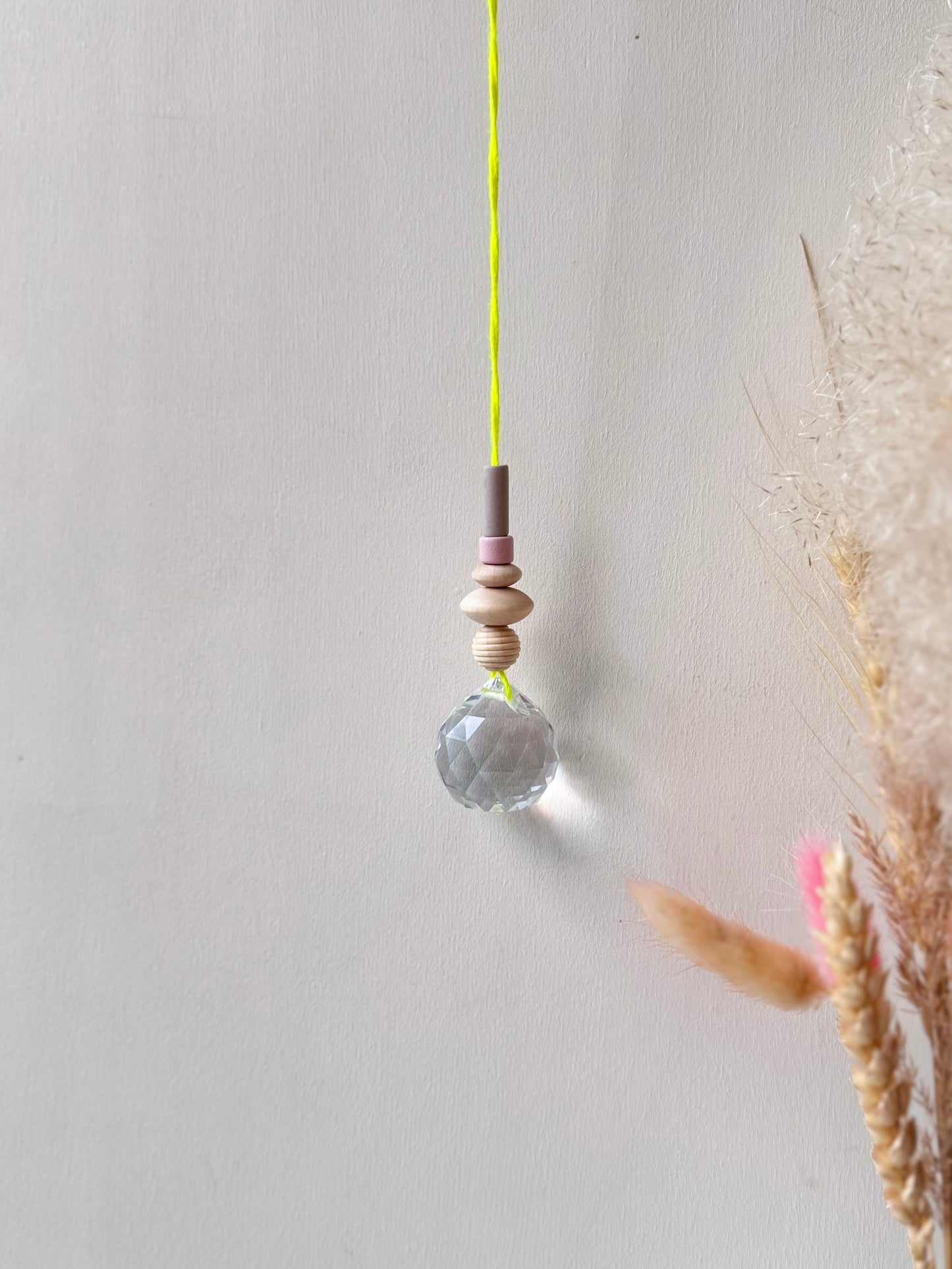 Handgefertigter bunter Sonnenfänger Neongelb, Grau & Rosa - Suncatcher mit Prisma - Regenbogen Fensterdekoration aus Glas