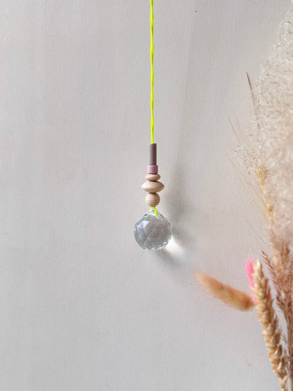 Handgefertigter bunter Sonnenfänger Neongelb, Grau & Rosa - Suncatcher mit Prisma - Regenbogen Fensterdekoration aus Glas