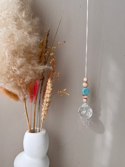 Handgefertigter schlichter Sonnenfänger Hellblau - Suncatcher mit Prisma - Regenbogen Fensterdekoration aus Glas