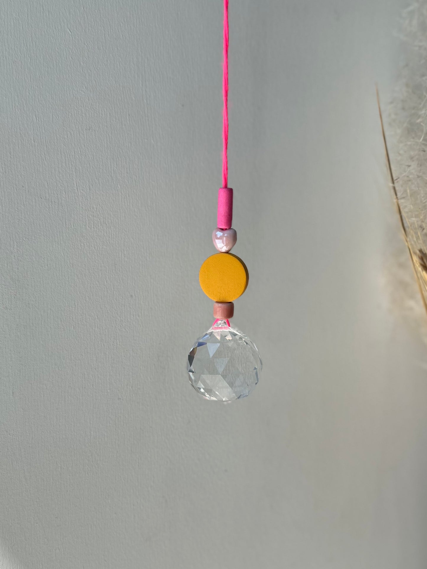 Handgefertigter bunter Sonnenfänger Neonpink und Gelb - Suncatcher mit Prisma - Regenbogen Fensterdekoration aus Glas