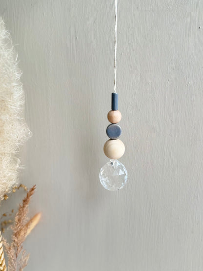Handgefertigter schlichter Sonnenfänger - Suncatcher mit Prisma - Regenbogen Fensterdekoration aus Glas - Grau