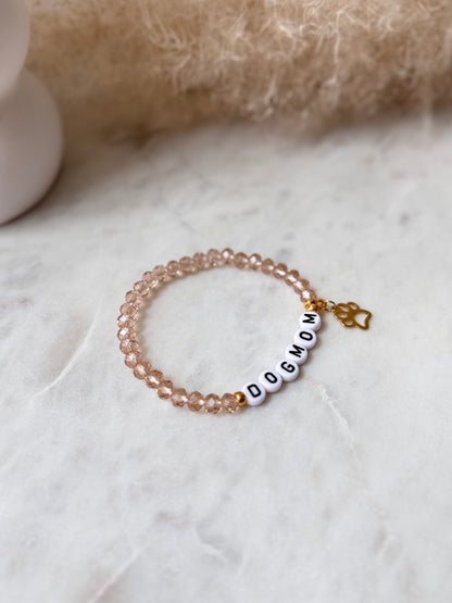 Handgemachtes Glasperlenarmband DOGMUM & Pfotenanhänger I Geschenk für Hundemamas I Schlichtes Armband I Armband Hundename