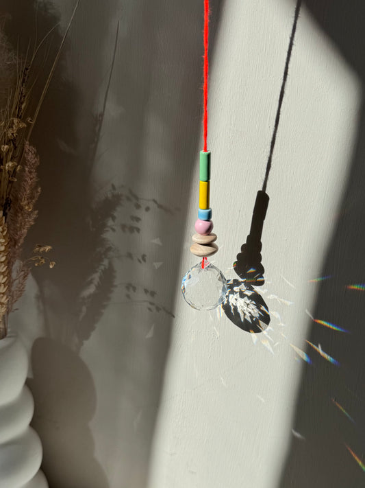 Handgefertigter bunter Sonnenfänger Neon und Pastell - Suncatcher mit Prisma - Regenbogen Fensterdekoration aus Glas