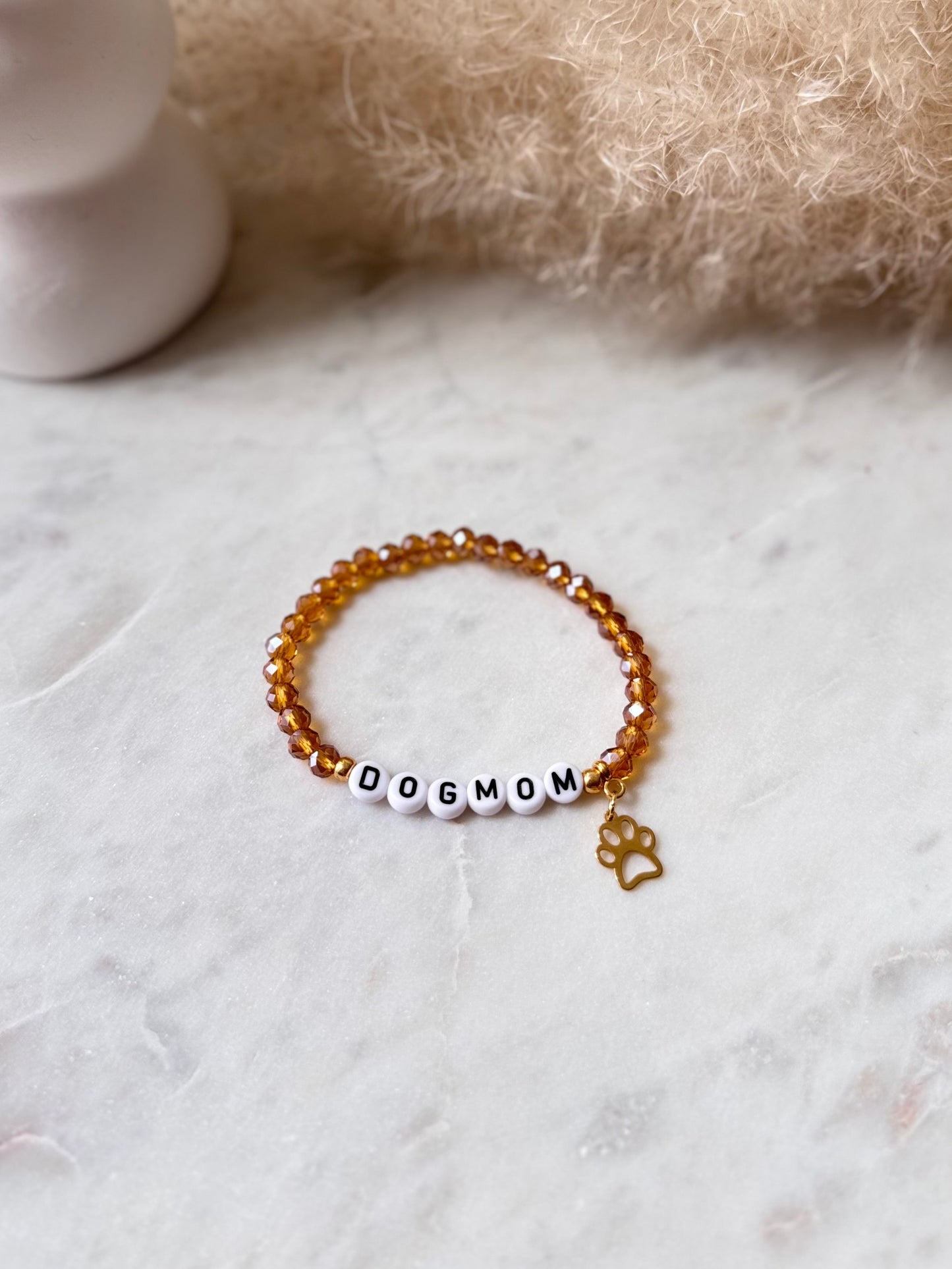 Handgemachtes Glasperlenarmband DOGMUM & Pfotenanhänger I Geschenk für Hundemamas I Schlichtes Armband I Armband Hundename