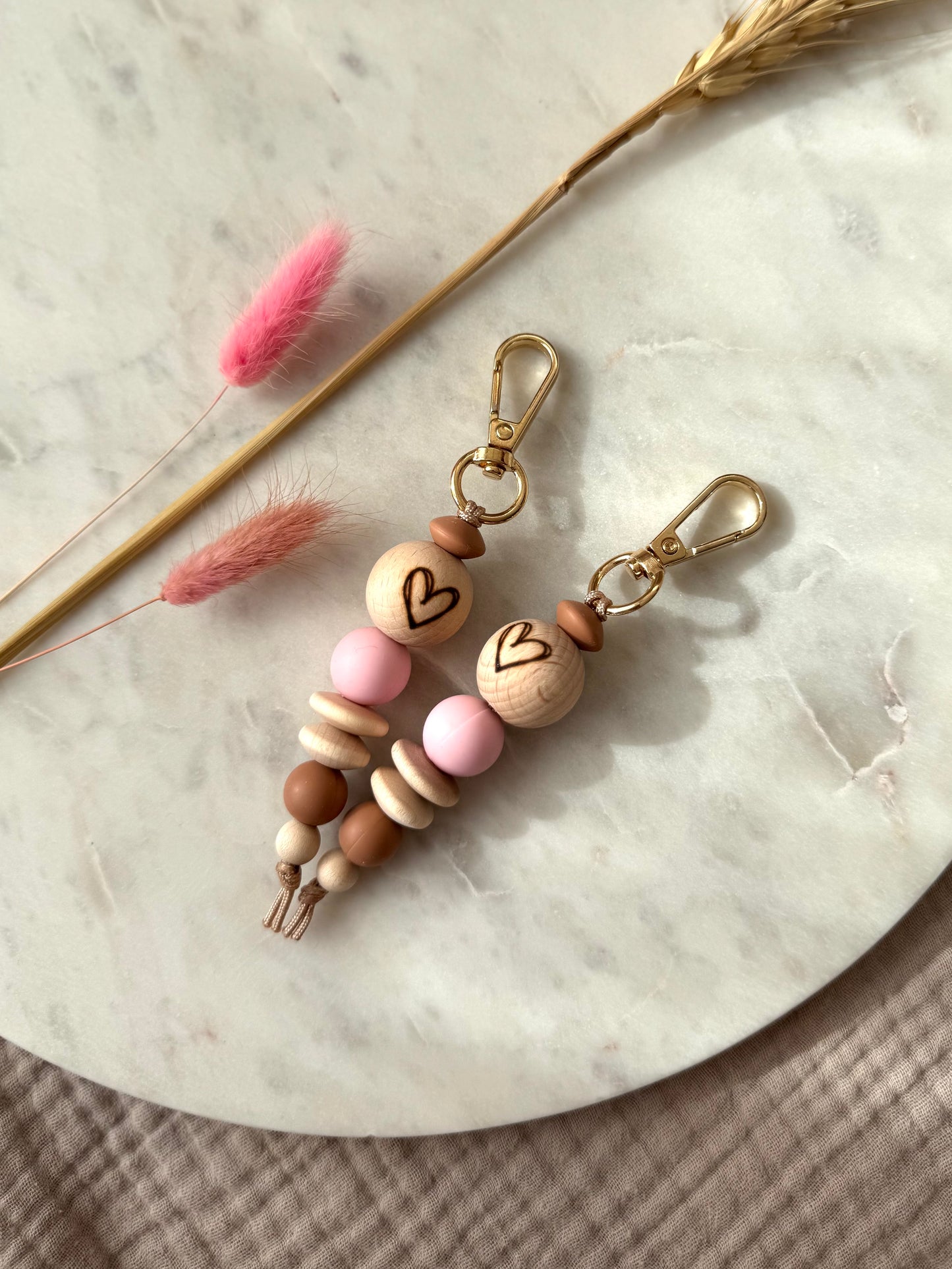 Schlüsselanhänger Braun Rosa HERZ - Holzperlen & Silikon - Bagcharm - Geschenkidee