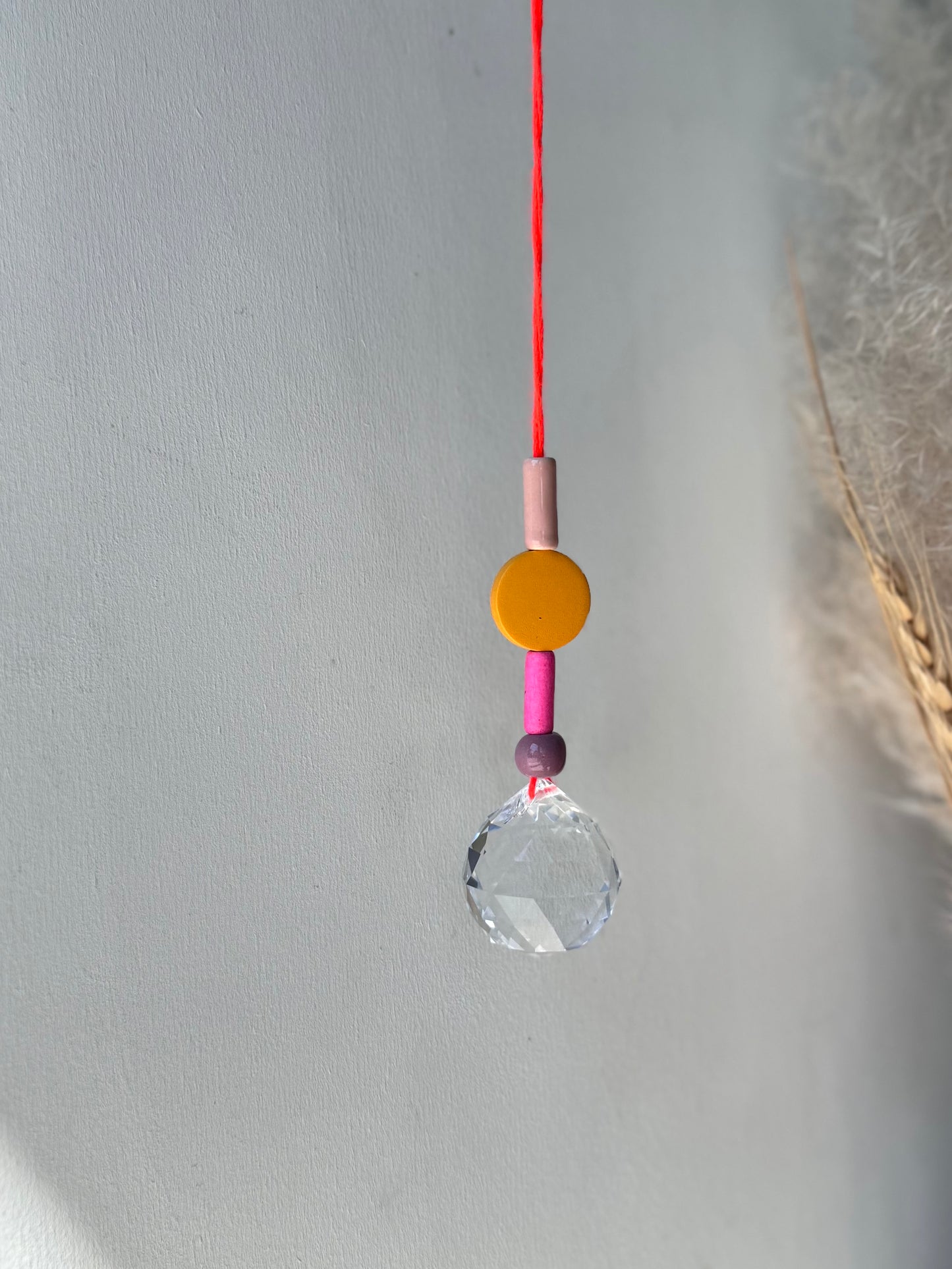 Handgefertigter bunter Sonnenfänger Gelb und Rosa - Suncatcher mit Prisma - Regenbogen Fensterdekoration aus Glas